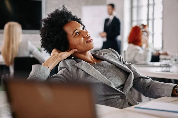 Smiling Black Businesswoman Relaxing Her Office Desk Thinking Something People — ストック写真