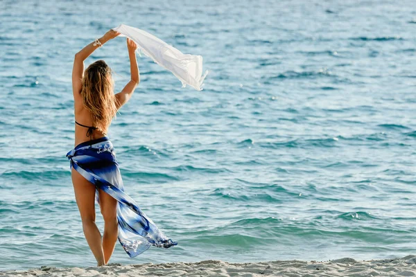 Rear View Carefree Woman Shawl Enjoying Summer Freedom Beach — ストック写真