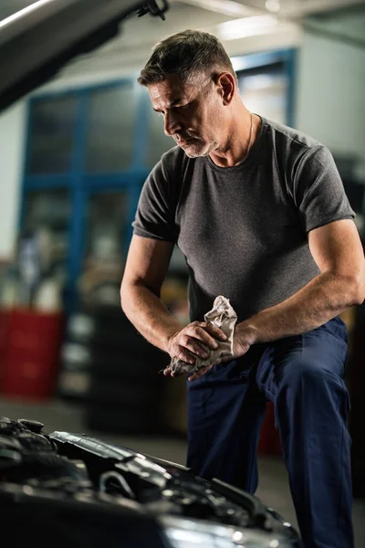 Auto Mechanic Cleaning Hands Rag Repairing Car Engine Workshop —  Fotos de Stock