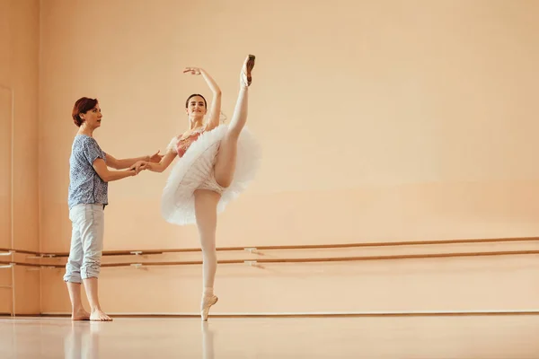 Усміхнена Балерина Танцює Допомогою Жінки Інструктора Балетному Класі Студії Копіювати — стокове фото
