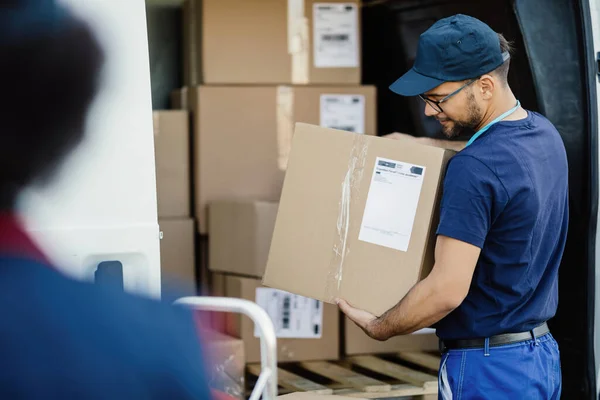 Young Manual Worker Preparing Packages Shipment Carrying Boxes Delivery Van — Foto Stock