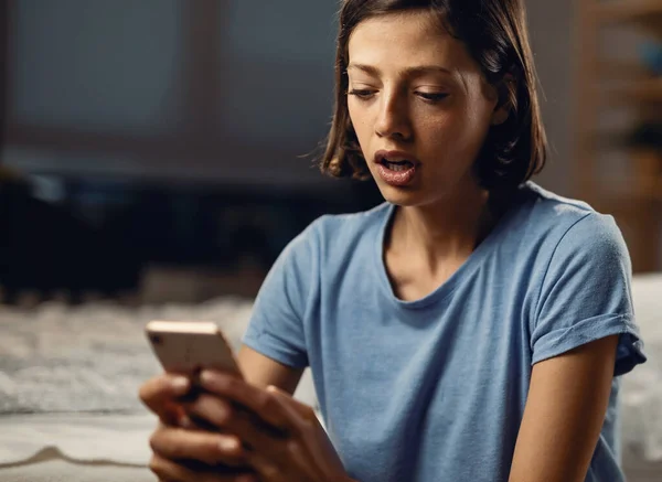 Young Woman Disbelief Using Mobile Phone Reading Message She Has — Foto de Stock