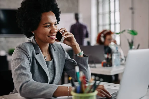 Happy African American Businesswoman Working Computer Communicating Mobile Phone Office — Foto de Stock