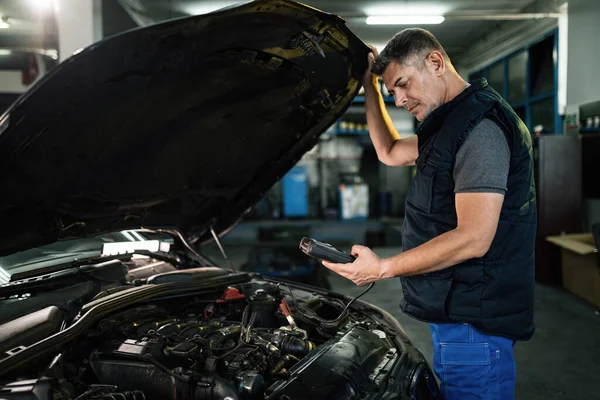 Auto Mechanic Using Diagnostic Work Tool While Checking Car Engine — Stock fotografie