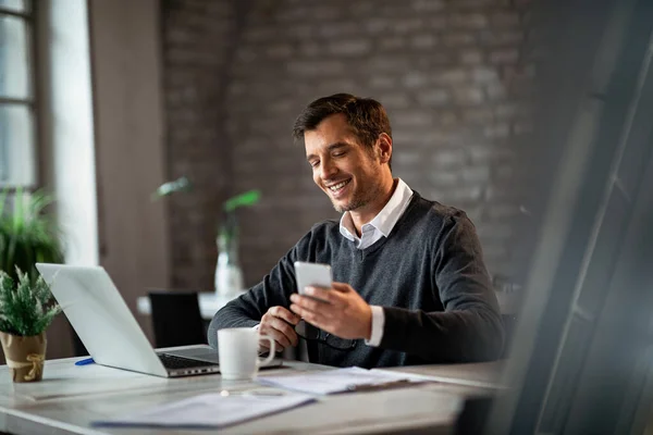 Happy Entrepreneur Working Computer Using Smart Phone Office Desk — Foto de Stock