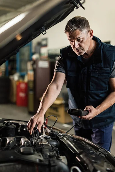 Auto Mechanic Using Diagnostic Tool While Checking Car Battery Repair —  Fotos de Stock