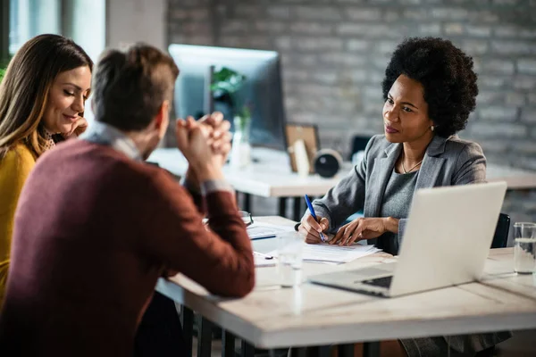 African American Bank Manager Communicating Couple Consultations Related Loan Office — ストック写真