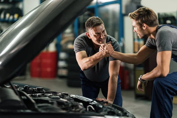 Two Auto Mechanics Giving Each Other Manly Greet Auto Repair — Fotografia de Stock