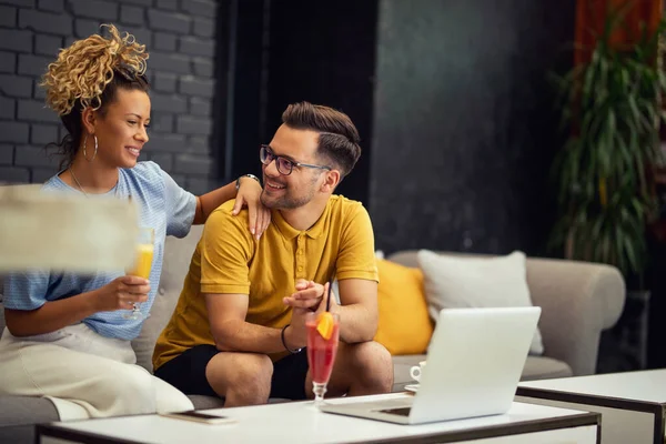 Young Happy Couple Using Laptop Talking While Being Cafe — Photo