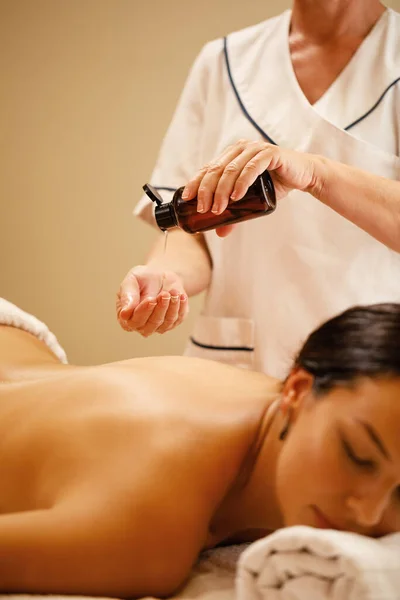 Unrecognizable Therapist Pouring Oil Her Hands Massage Treatment Wellness Center — Foto de Stock