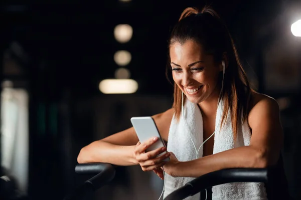 Happy Athletic Woman Using Smart Phone Listening Music While Exercising — 图库照片