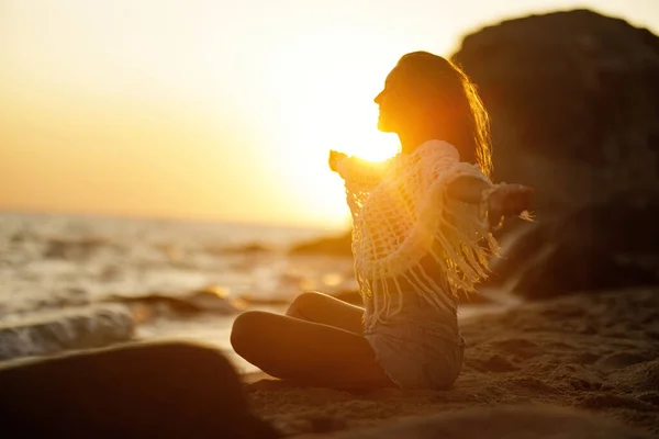 Happy Woman Arms Outstretched Relaxing Sandy Beach Enjoying Summer Sunset — ストック写真