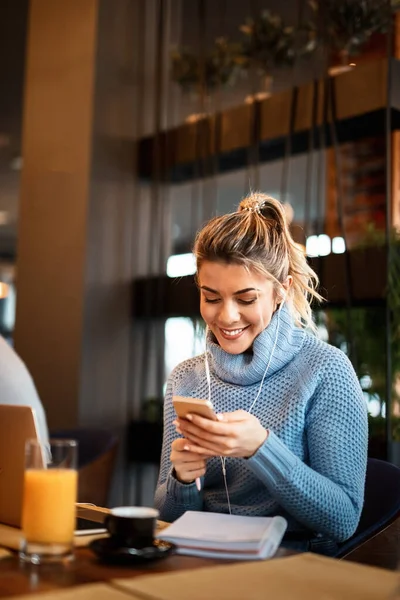 Happy Female Entrepreneur Enjoying Coffee Break While Reading Text Message — Foto de Stock