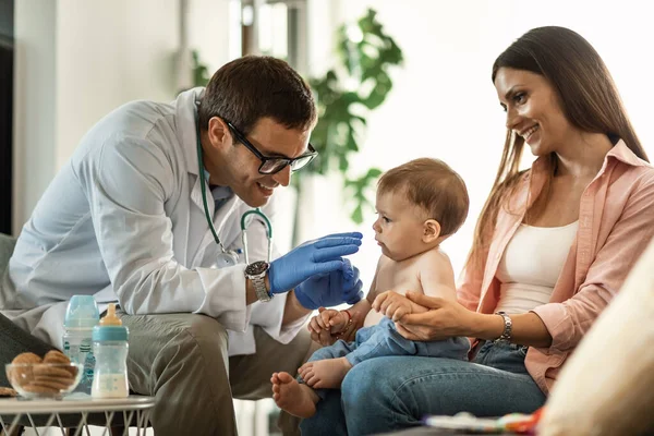 Smiling Doctor Examining Baby Boy Who Came Mother Medical Appointment — 图库照片