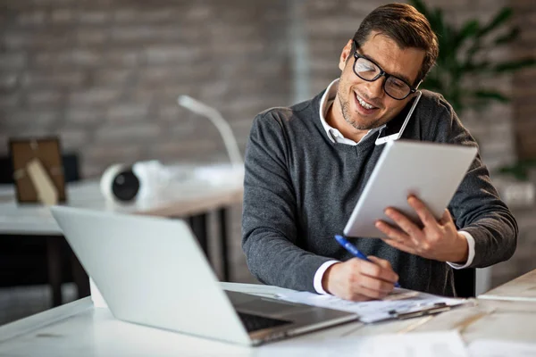 Smiling Businessman Having Busy Day Work Talking Phone While Using — Stockfoto