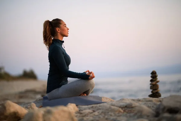 Athletic Woman Practicing Yoga Doing Breathing Exercise Lotus Positing Beach — ストック写真