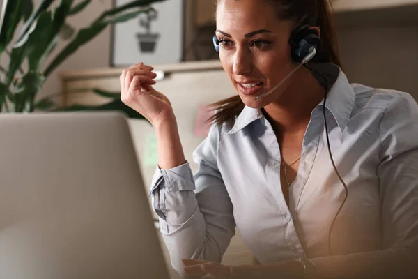 Female Customer Service Representative Working Computer While Talking Customer — Φωτογραφία Αρχείου