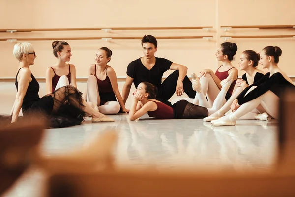 Female Ballet Teacher Larger Group Dancers Communicating While Relaxing Floor —  Fotos de Stock
