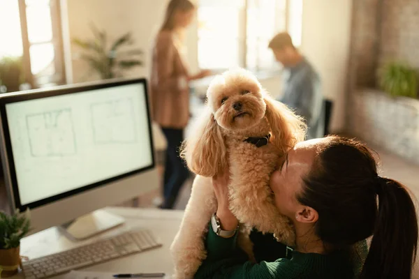 Happy Freelance Worker Having Fun While Cuddling Her Poodle Office — Φωτογραφία Αρχείου
