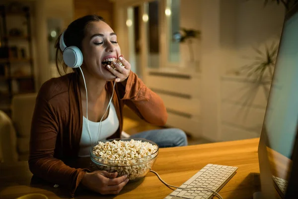 Young Woman Eyes Closed Enjoying While Eating Popcorn Movie Night — Stockfoto