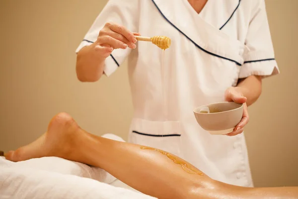 Unrecognizable Therapist Pouring Honey While Massaging Woman Leg Spa Salon — Fotografia de Stock