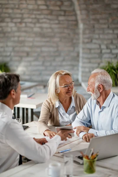 Happy Senior Woman Talking Her Husband While Having Meeting Bank — Fotografia de Stock