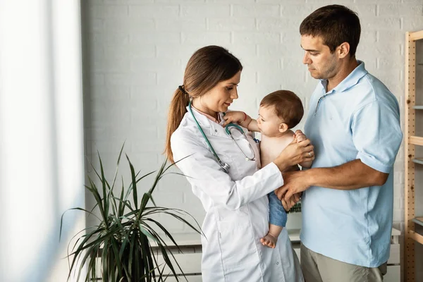 Female Pediatrician Holding Baby Boy Who Came Clinic His Father — Foto Stock