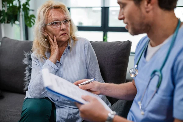 Senior Woman Communicating Healthcare Worker Her Medical Reports Home Visit — Foto de Stock