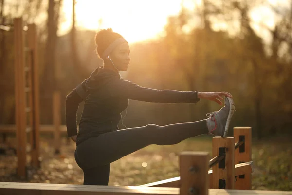 Black Sportswoman Doing Stretching Exercise While Warming Nature Sunset — Stock Fotó