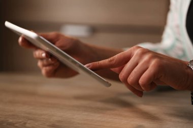 dijital tablet üzerinde çalışan Kadın yakın çekim. 