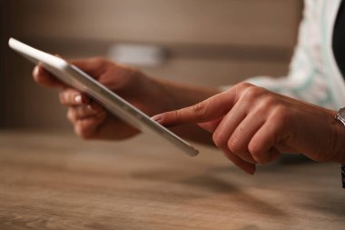 dijital tablet üzerinde çalışan Kadın yakın çekim. 