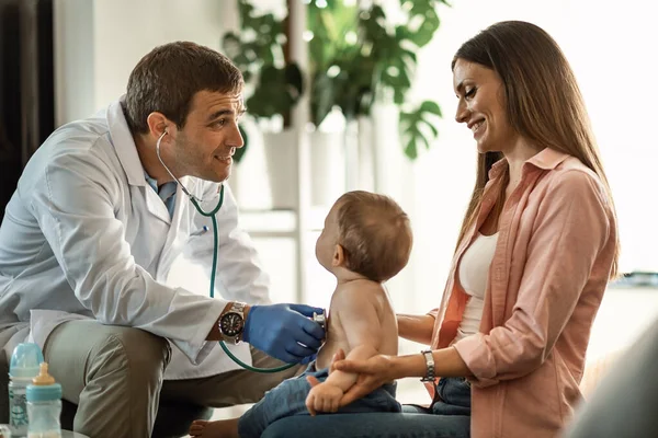 Male Doctor Examining Baby Boy Stethoscope Communicating Mother —  Fotos de Stock