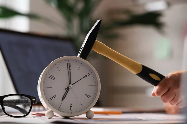 Close Unrecognizable Person Using Hammer Hitting Alarm Clock — Stockfoto