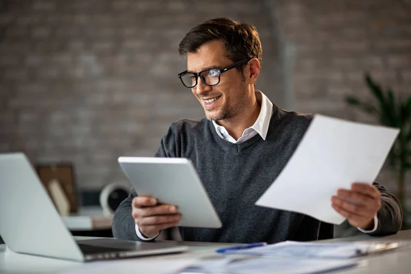 Happy Businessman Using Touchpad Laptop While Working Business Reports Office — kuvapankkivalokuva