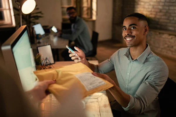 Happy Black Entrepreneur Working Office Receiving Package Delivery Person — Stockfoto