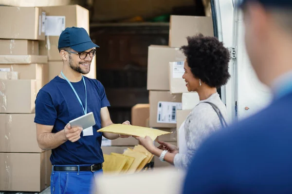 Happy Delivery Man Giving Package African American Woman — Foto Stock