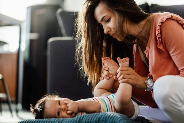 Young Woman Enjoying Time She Spending Her Cute Baby Girl — Foto de Stock