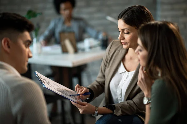 Financial Advisor Young Couple Going Paperwork Reading Terms Loan Contract — ストック写真