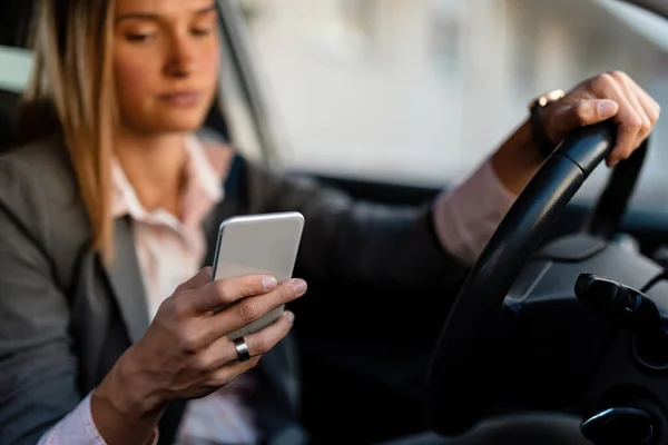 Close Businesswoman Text Messaging While Driving Car Work — Foto de Stock