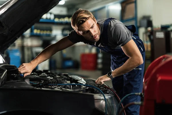 Young Auto Mechanic Doing Air Conditioning System Service Repair Shop — Fotografia de Stock