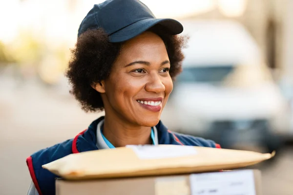 Happy African American Delivery Woman City — Stockfoto