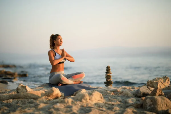 Young Woman Hands Clasped Meditating Beach Rock Morning Yoga Class — ストック写真