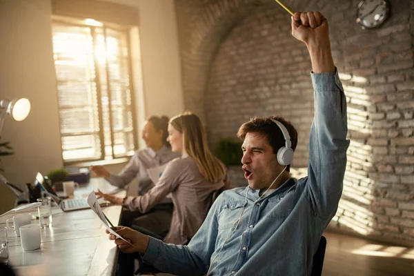 Young Businessman Headphones Working Reports Having Fun Office His Colleagues — ストック写真