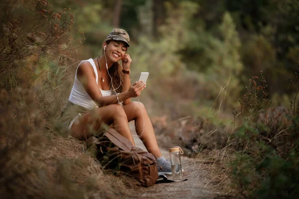 Молодая Счастливая Женщина Отдыхает Пользуется Смартфоном Время Прогулки Лесу — стоковое фото