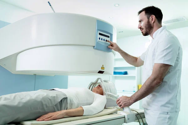 Medical Technician Starting Head Mri Scan Procedure Female Patient Hospital — Stockfoto