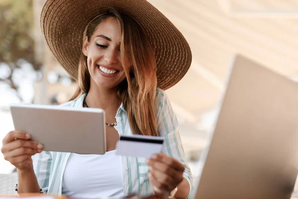 Happy Woman Using Credit Card Digital Tablet While Shopping Internet — Foto de Stock