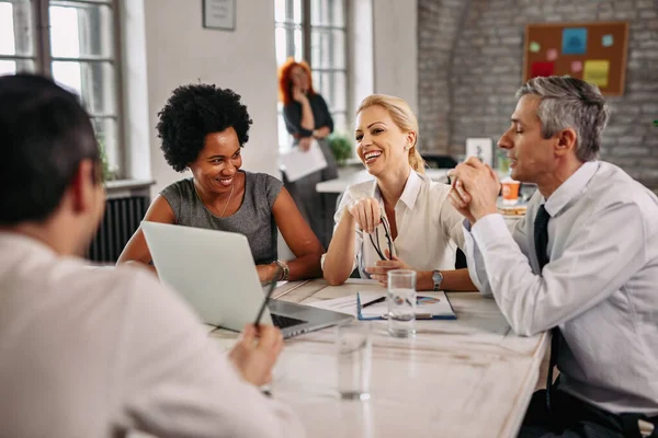 Grupo Multi Étnico Empresários Felizes Que Têm Uma Reunião Escritório — Fotografia de Stock