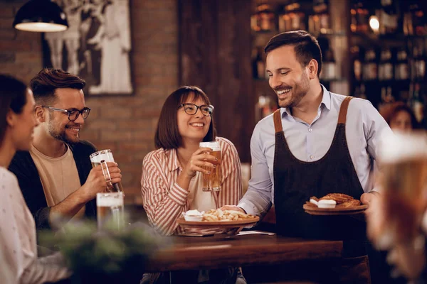 Happy Waiter Giving Food Group People Who Drinking Beer Bar — Foto de Stock