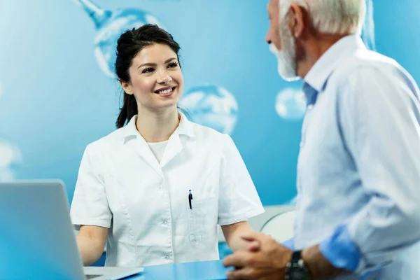 Young Happy Nurse Duty Communicating Mature Man Reception Desk Clinic — Fotografia de Stock