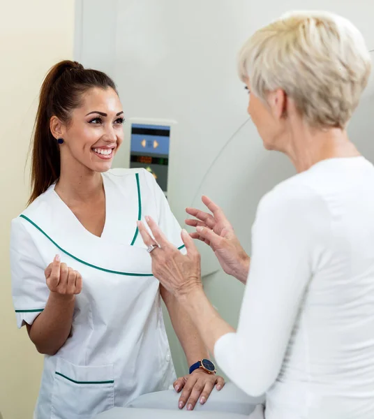 Young Happy Radiologist Communicating Patient Scan Examination Clinic — Foto Stock